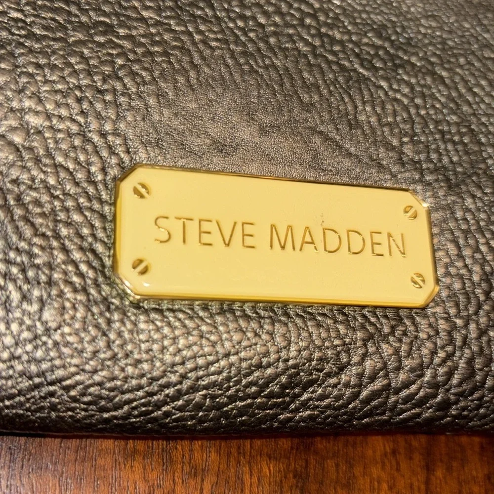 Steve Madden  Clutch Crossbody bag Vegan Leather Raspberry steel & gold metallic